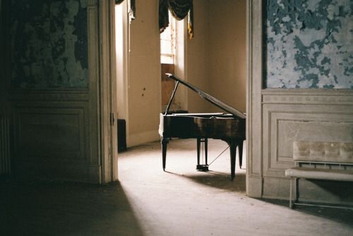 Esta casa ruiu, por dentro.